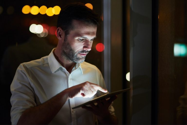 homme tablette